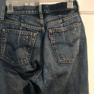 Dark wash with seam detailed levi’s